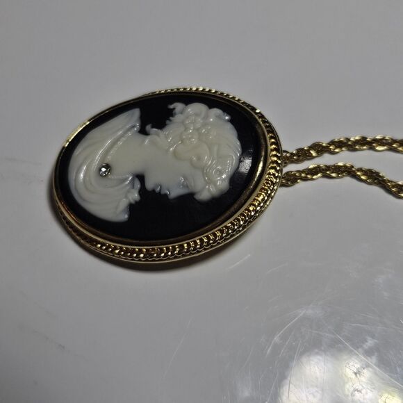 Vintage Avon Signed Cameo Pendant Brooch Gold Tone Chain Black White 24" - Picture 12 of 15